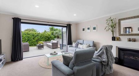 Coastal Luxury Living – Stunning 4 Bedroom Hom... - Photo 2