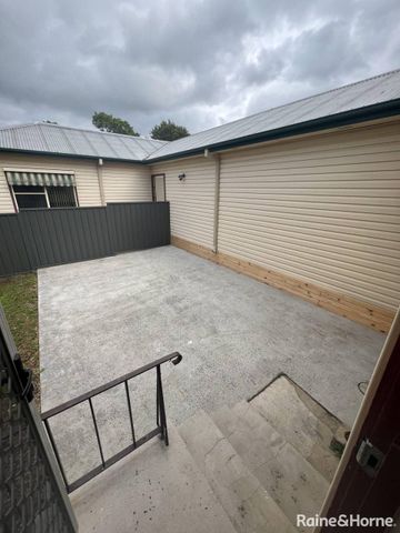 Convenient & Comfortable Living in Bomaderry - Photo 2