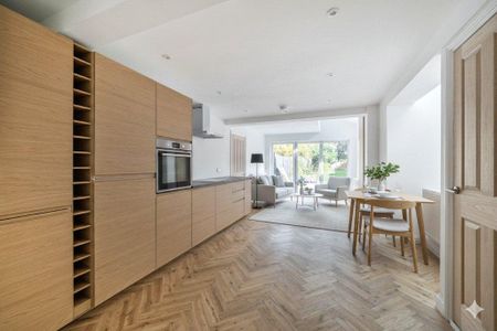 4 bedroom semi-detached house to rent - Photo 4