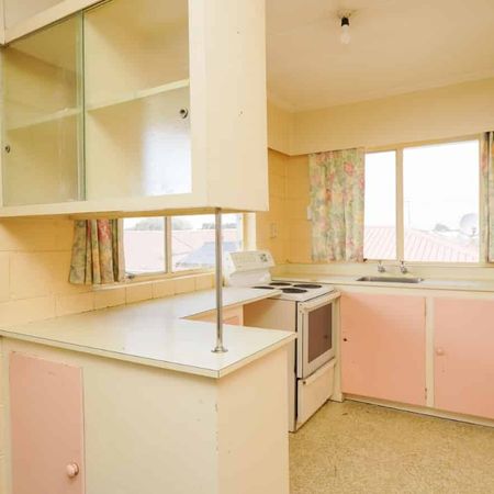 Bright and Private Rear Upstairs 2-Bedroom Unit - Photo 4