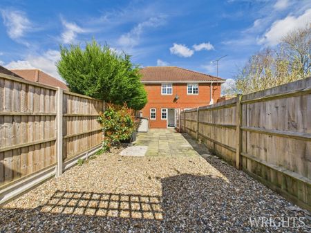 2 bedroom House - LONGCROFT GARDENS, WELWYN GARDEN CITY. - Photo 2
