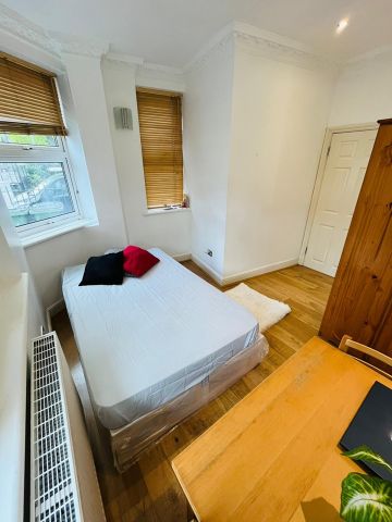 Room in a Shared Flat, Stunning Double Room In North Greenw, SE10 - Photo 2