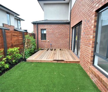 Family Townhouse in the Heart of Rosanna - Photo 6