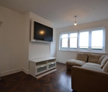 3 bedroom Flat To Let - Photo 1