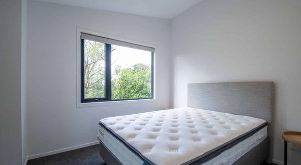 Spacious & Modern 3 bedroom, 2 bathroom townhouse - Photo 1