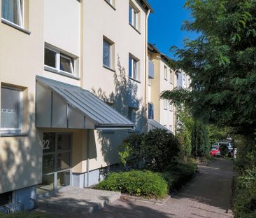 Ein Zuhause zum Ankommen: Großes Wohnzimmer u. Loggia mit Grünblick - Foto 2