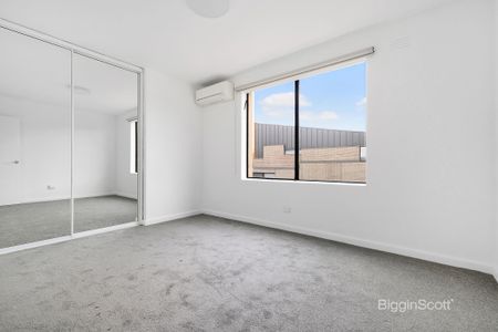 BEAUTIFULLY RENOVATED 2 BEDROOM APARTMENT! - Photo 2