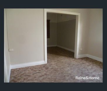 TWO BEDROOM HOME IN QUIET & CENTRAL LOCATION - Photo 1