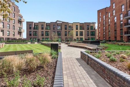 An upper floor apartment with balcony and waterfront views, in the newly completed Huntley Wharf development by Berkeley Homes. - Photo 2