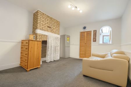 3 Bedroom House To Let - HP12 - Photo 2