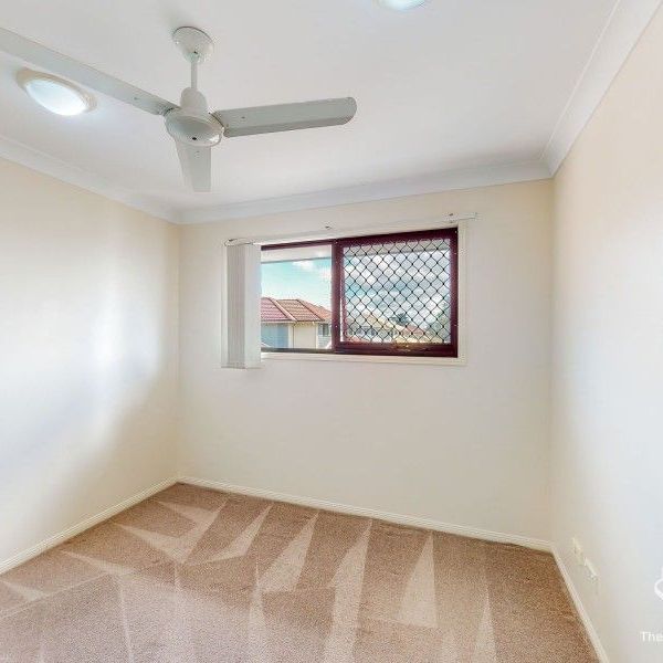 Part furnished 3 bedroom spacious townhouse for rent in sought after Corinda - Photo 1