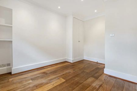 4 bedroom maisonette in London - Photo 3