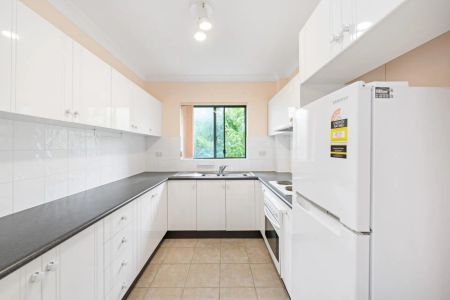 Large, well presented two bedroom unit. - Photo 2