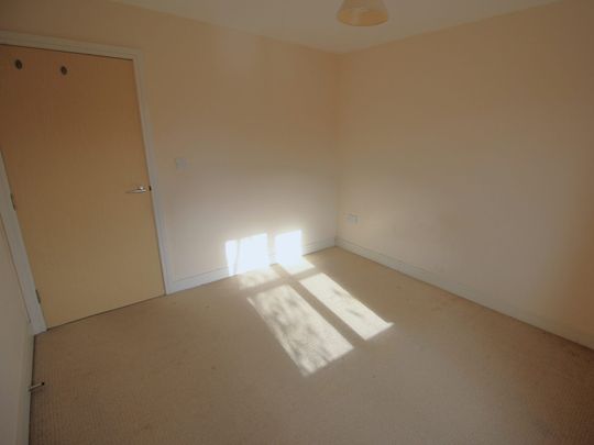 Flat to rent on - Photo 1