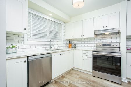 Condo Townhouse For Lease | X8072734 - Photo 2