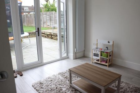 3 bedroom end of terrace house to rent - Photo 2