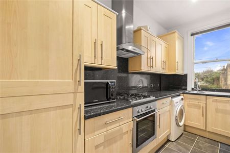 A spacious two bedroom first floor apartment located just off St. John's Hill. - Photo 5