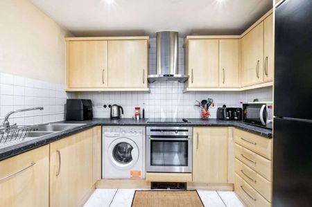 Modern and spacious 2 bedroom, 2 bathroom apartment to rent in this popular development moments from the Canary Wharf estate. Includes parking for one car. - Photo 4