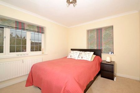 Stafford Square, Rosslyn Park, Weybridge, Surrey, KT13 - Photo 3