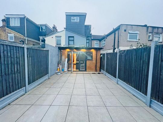 5 bedroom terraced house to rent - Photo 1