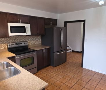 For Lease - 26 Murchison Crescent, Toronto, Ontario - Photo 3