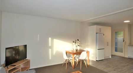Sunny North-Facing Apartment with Parking - Photo 2