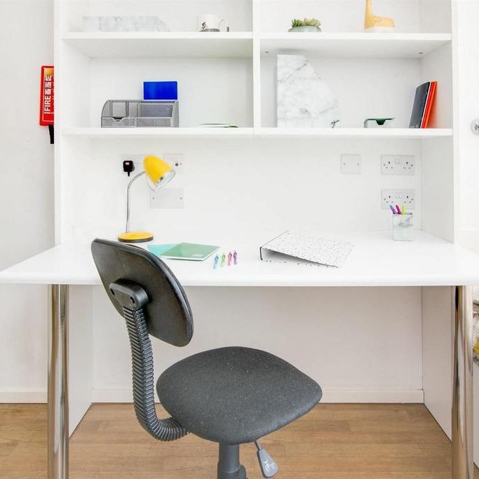 1 bedroom in a flat share to rent - Photo 1