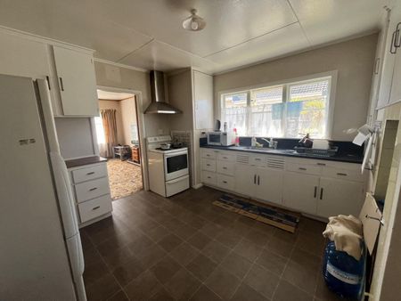 Tidy three bedroom home - Photo 3