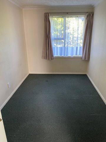 Central 3BR fully fenced home with sunroom - Photo 2