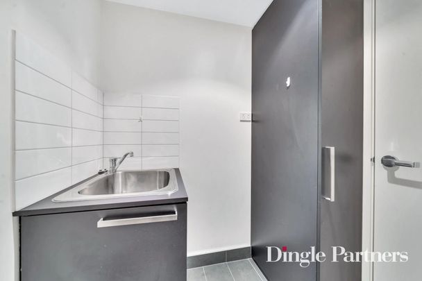 Beautifully Presented One-Bedroom Apartment with City Views - Photo 1