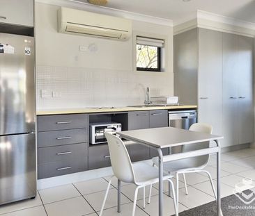 Fully Furnished Studio Apartment - Resort Style Complex 100M to Wes... - Photo 1