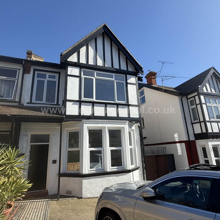 Manor Road, Westcliff On Sea - Photo 1