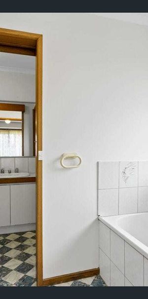 Charming 3-Bedroom Home in a Convenient Werribee Location - Photo 1