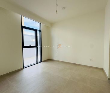 Bright | Ready to Move | Corner Plot | Private - Photo 2