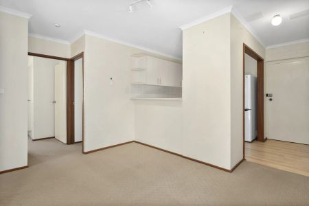 Bright & Private Ground Floor 2-Bedroom Apartment - Photo 3