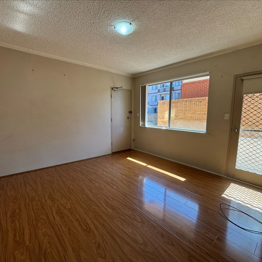 For Rent: Spacious 2-Bedroom Unit in Prime Location! Conveniently Located Near Shops & Train Station - Photo 1