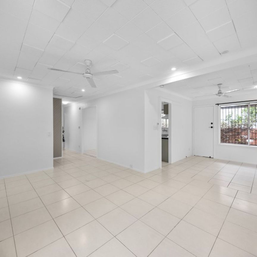 Family Home with a Pool in Kirwan - Photo 1