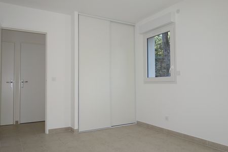 Location - Villa récente T5 en R+1 de 123 m² avec terrasse non couverte et terrain de 2000 m² clôturé - Photo 5