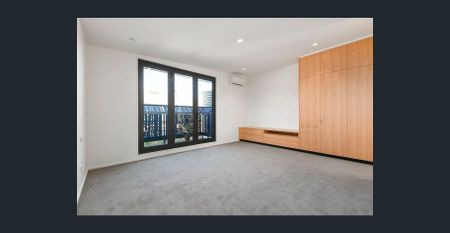 DESIGNER LIVING IN A PREMIER LOCATION! - Photo 3