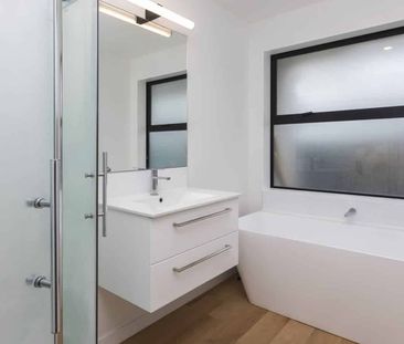 3 MONTH LEASE - Beautifully Designed 3 Bedroom Home - Photo 3