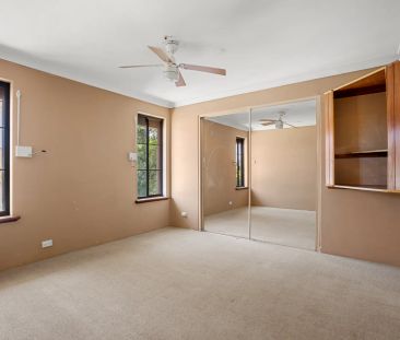 Four bedroom home with workshop, patio & side access. - Photo 4