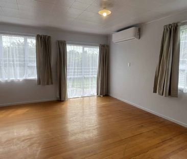 Front unit - 2 Bed 1 Bath - Ready for its new tenants! - Photo 4