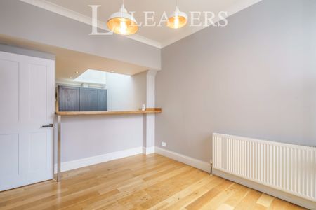 4 bedroom house to rent Clydesdale Avenue, Chichester, PO19 - Photo 2