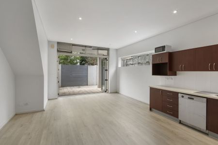 Villa Style Apartment Offers Expansive Courtyard - Photo 5