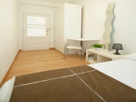 Plaza de Manuel Becerra, Madrid, Community of Madrid 28028 - Photo 5