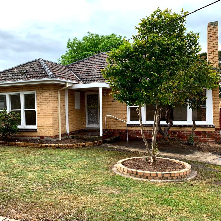 Charming 3-Bedroom Family Home in Blackburn South - Photo 1