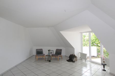 *Schöne, zentral gelegene, 2-Zimmer Dachgeschosswohnung mit eigenem KFZ- Außenstellplatz* - Photo 4