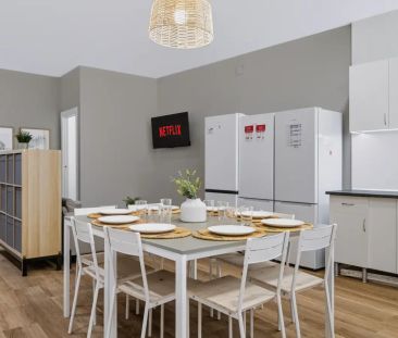 Room in a shared 11-bedroom apartment for rent in Sol, professional... - Foto 3