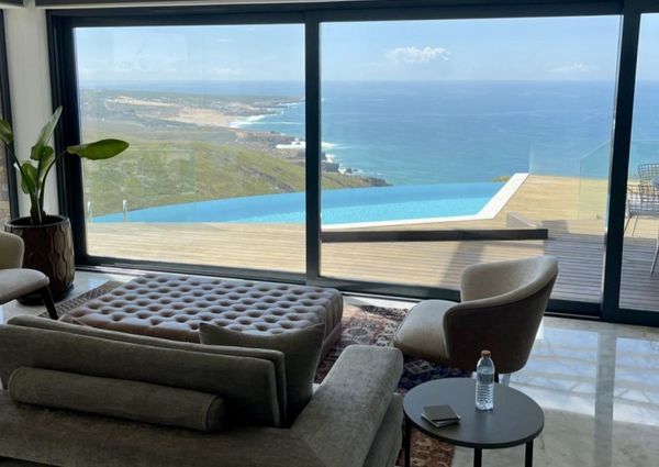 Deslumbrante moradia exclusiva, com vista frontal de mar e piscina privada.