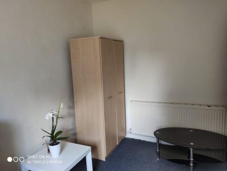 5 bedroom semi-detached house to rent - Photo 5